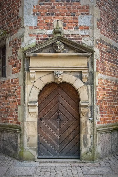 Porta ornamentada do castelo de Frederiksborg
 - Foto, Imagem