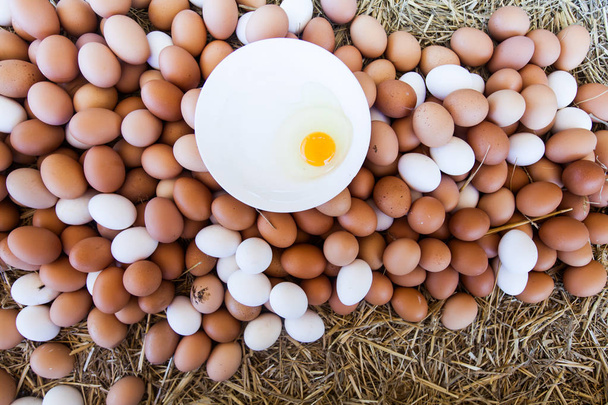 Свежие яйца на местном рынке фермеров готовы к продаже
 - Фото, изображение