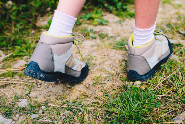 Zbliżenie butów trekkingowych młodego turysty górskiej - Zdjęcie, obraz