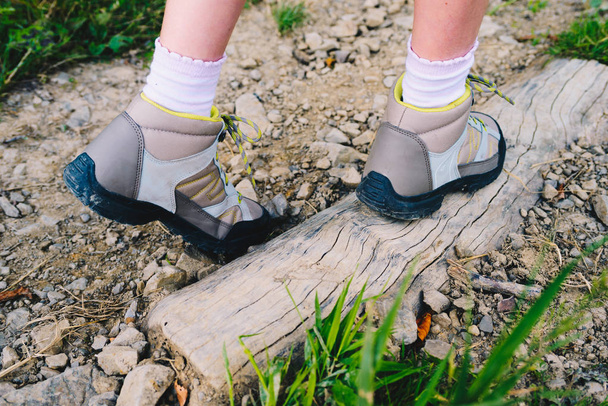 Крупный план треккинговой обуви молодого горного туриста
 - Фото, изображение