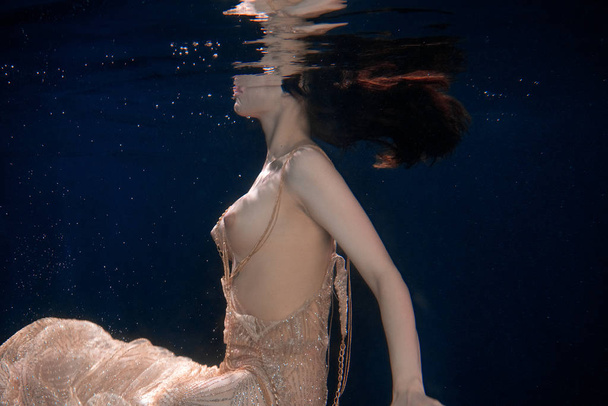 水中でヌードポーズ若い美しい女の子 - 写真・画像