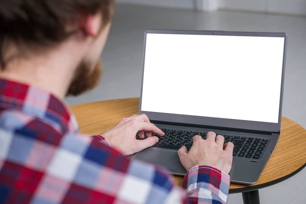 Beyaz boş ekranlı dizüstü bilgisayar klavyesi üzerinde yazan adam eller - mockup görüntü - Fotoğraf, Görsel