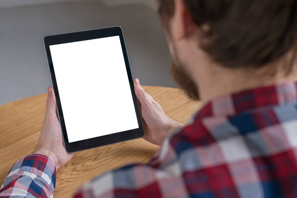 Mockup kuva digitaalinen tabletti tietokone valkoinen tyhjä näyttö miehen käsissä - Valokuva, kuva