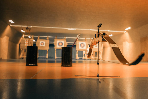 Le tir à l'arc en tant que discipline sportive se déroule dans la salle et dans la nature. La compétition pour le meilleur tir une flèche dans les cibles
 - Photo, image