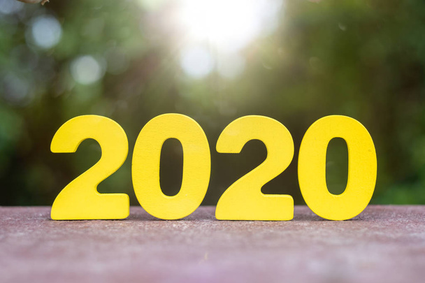 Numéros 2020 faits à la main en bois sur la table
  - Photo, image