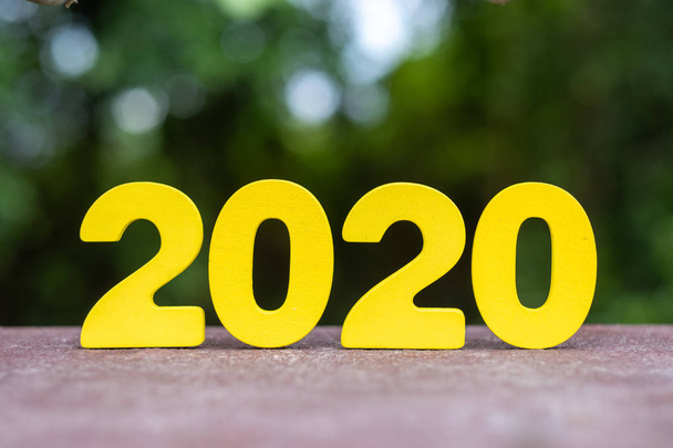 Деревянные ручной работы 2020 номера на столе
  - Фото, изображение