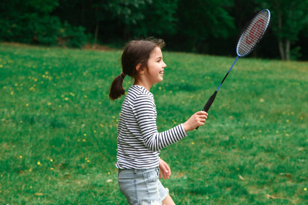 Mädchen spielt Badminton im Park. - Foto, Bild