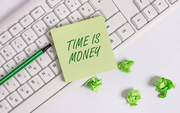 Tekst schrijven Time Is Money. Bedrijfsconcept voor tijd is een waardevolle hulpbron Doe dingen zo snel mogelijk. - Foto, afbeelding