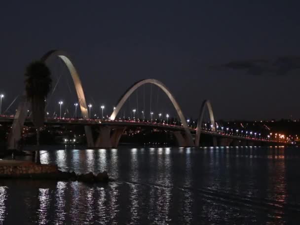 夜のブラジリア、ブラジルのポンテJkジャセリーノ・クビチェク橋の眺め - 映像、動画