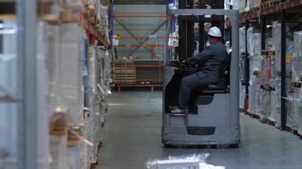 Pracovník ve skladu na vysokozdvižný vozík. 4k pomalá mo - Záběry, video