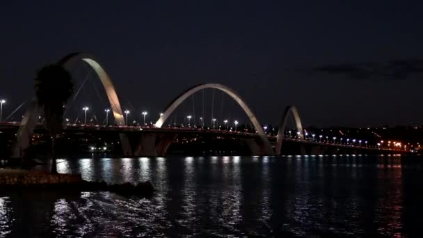 Uitzicht op Ponte JK Jascelino Kubitschek Bridge in Brasilia, Brazilië 's nachts - Video