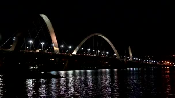 Widok na most Ponte JK Jascelino Kubitschek w Brasilia, Brazylia nocą - Materiał filmowy, wideo