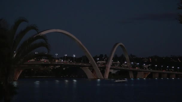 Widok na most Ponte JK Jascelino Kubitschek w Brasilia, Brazylia nocą - Materiał filmowy, wideo