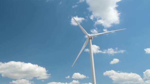 Windgenerator auf hellem bewölkten Himmel Hintergrund - Filmmaterial, Video