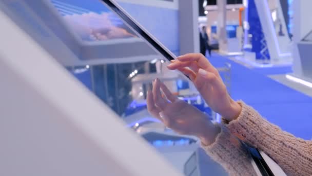 Interaktív érintőképernyős kijelzőt használó nő a technológiai kiállításon - Felvétel, videó