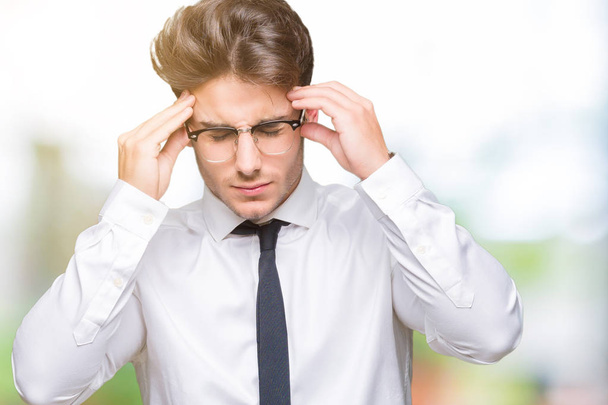 Jovem homem de negócios usando óculos sobre fundo isolado com a mão na cabeça para a dor na cabeça, porque o estresse. Enxaqueca que sofre
. - Foto, Imagem