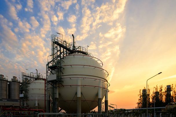 Сфера хранения газа резервуары и трубопровод на нефтехимическом промышленном заводе на фоне заката, Производство завода нефтяной промышленности
 - Фото, изображение