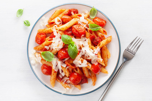italienische Penne-Pasta mit Tomaten Parmesan-Basilikum - Foto, Bild