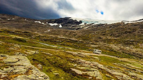 Camper car in norwegian mountains - Foto, Imagem