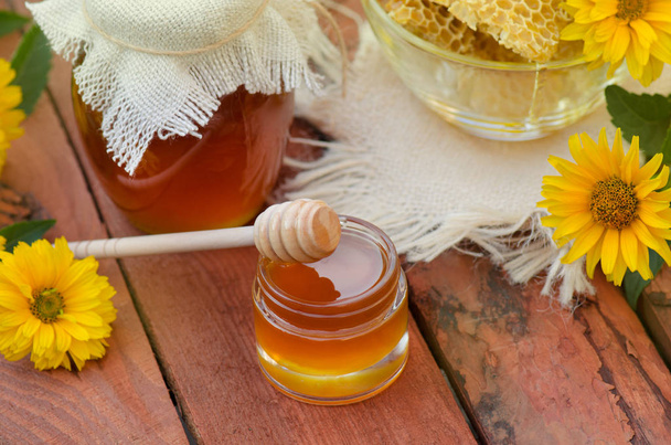 Honig mit hölzernen Honigdipper - Foto, Bild