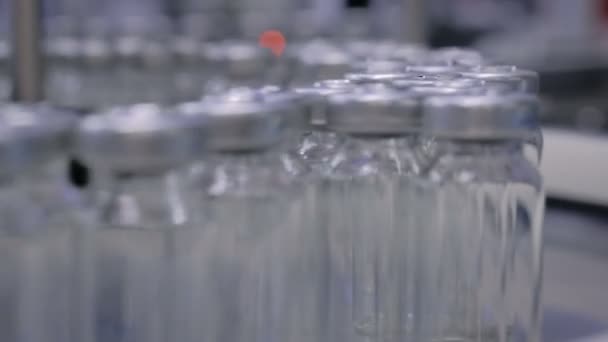 Geautomatiseerd Pharma Technology concept-transportband met lege glazen flessen - Video