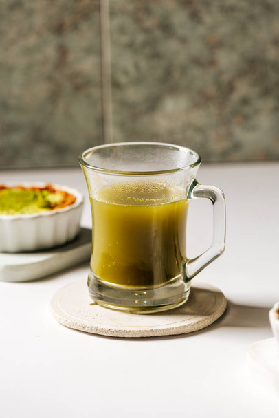 Hot matcha tea in transparent cups - Foto, immagini