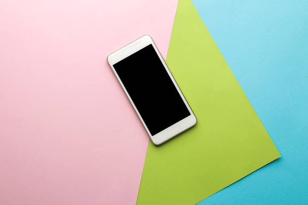 Smartphone. Téléphone blanc sur un fond multicolore lumineux. vue de dessus. espace pour le texte
 - Photo, image
