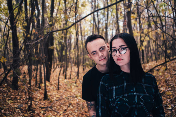 молодий чоловік і жінка в осінньому лісі
 - Фото, зображення