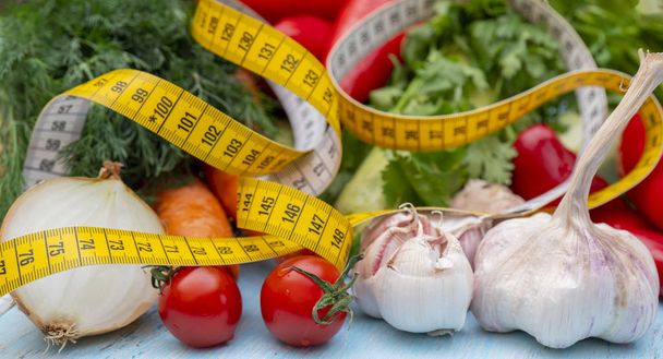 Fita métrica para medir a circunferência. Legumes para cozinhar dieta - Foto, Imagem