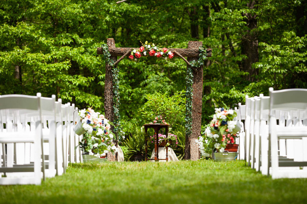 木製アーチを持つ夏の屋外結婚式の道 - 写真・画像