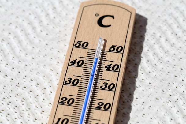 Thermometer shows high temperatures of hot summer - Zdjęcie, obraz