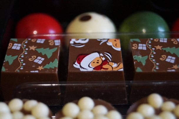 Juhlava uudenvuoden suklaata monivärinen lasite laatikossa
 - Valokuva, kuva