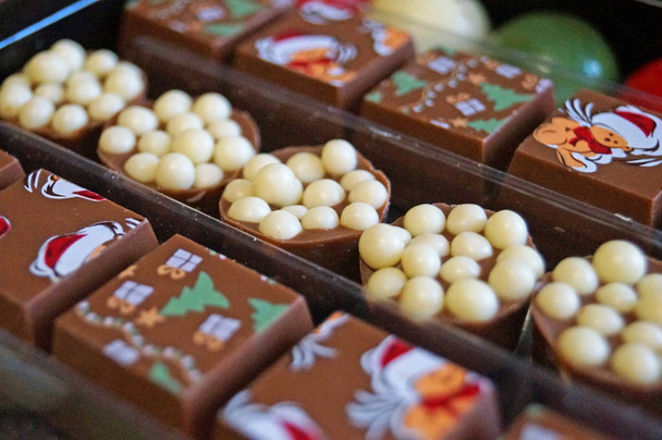 箱の中に多色の釉薬を持つお祝いの新年のチョコレート - 写真・画像