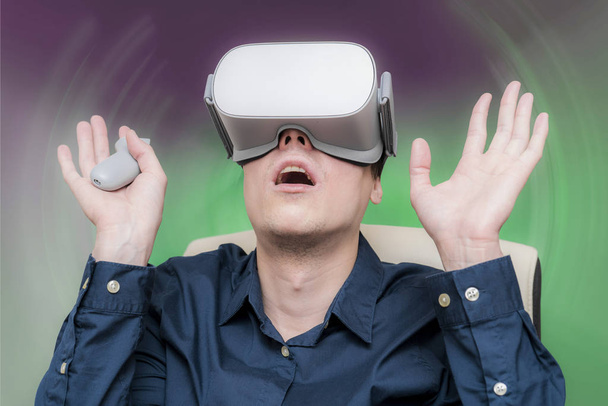 Молодой человек виртуальной реальности. Инновации и технологические разработки
 - Фото, изображение