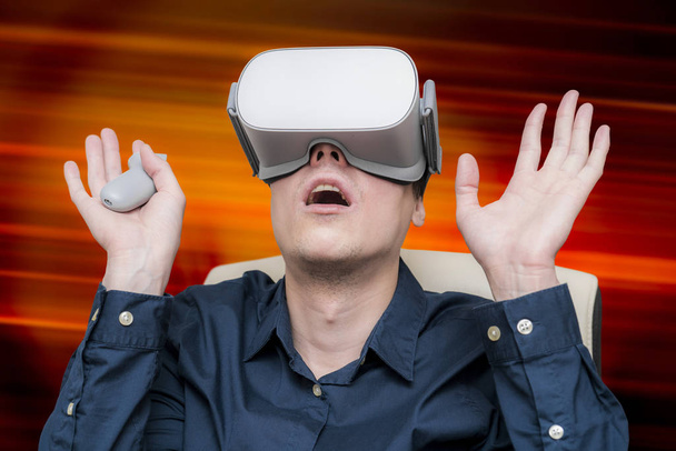 Joven de la realidad virtual. Innovación y avance tecnológico
 - Foto, imagen