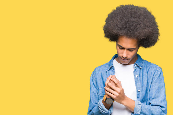 Americký mladík s afro vlasy utrpení bolesti rukou a prstů, zánětlivá artritida - Fotografie, Obrázek
