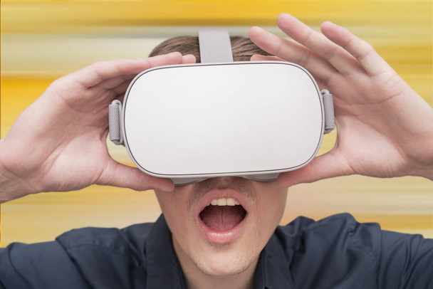 Молодой человек виртуальной реальности. Инновации и технологические разработки
 - Фото, изображение