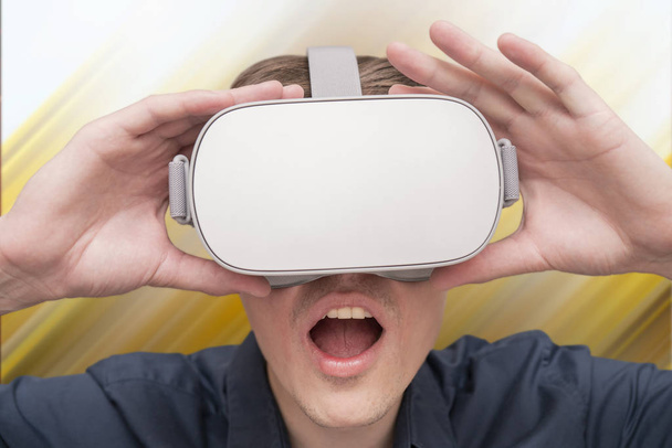 Jonge man van Virtual Reality. Innovatie en technologische delen - Foto, afbeelding