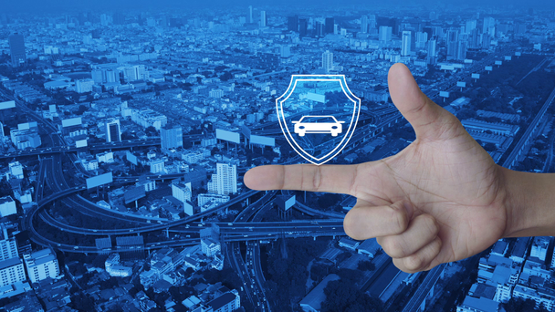 Autó pajzs lapos ikon az ujját a modern városi torony, utca, Gyorsút és felhőkarcoló, üzleti gépjármű-biztosítás fogalma - Felvétel, videó