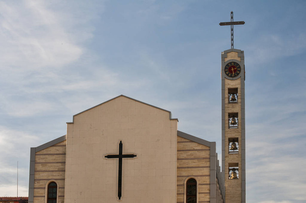 Edificio de la iglesia católica contemporánea con campanario y torre del reloj - Foto, Imagen