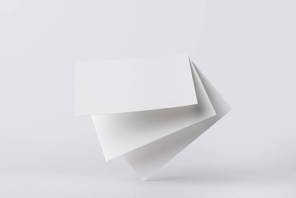 Tarjetas de visita blancas aisladas sobre fondo blanco para maqueta
 - Foto, imagen