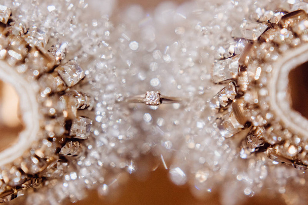 Белое золото или платиновое обручальное кольцо с драгоценным камнем
 - Фото, изображение