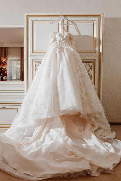 Elegance divat esküvői ruha lógott a hálószobában - Fotó, kép