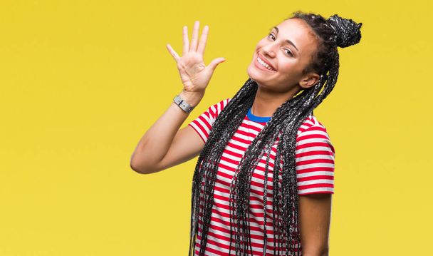 Молодих плетені афроамериканців волосся дівчина над ізольованих фоном показує, і вказуючи з пальцями номер п ' ять а посміхаючись впевненими і щасливими. - Фото, зображення