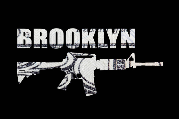 Pistola com letras Brooklyn, dinheiro sobre fundo preto
. - Foto, Imagem