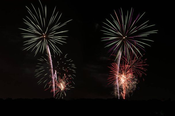 Fuochi d'artificio colorati esplodono nel cielo notturno scuro 38
 - Foto, immagini