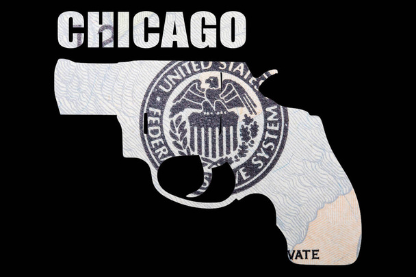 Arma armada com letras Chicago, dinheiro dentro em fundo preto
. - Foto, Imagem
