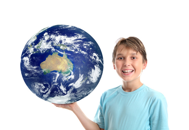 Sonriente niño sosteniendo nuestro planeta mundo
 - Foto, Imagen