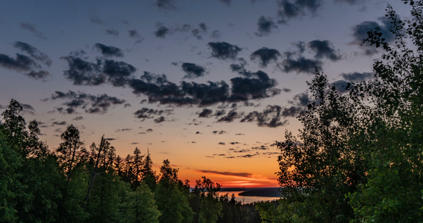 Prachtige avond zonsondergang landschap met een span van tijd, bos en rivier in de verte - Video