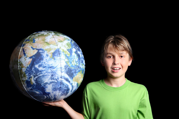 Niño sostiene mundo tierra bola en su mano
 - Foto, Imagen